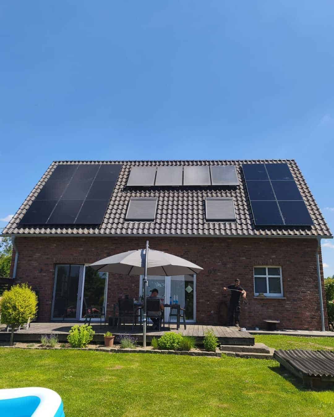 Modernes Haus mit Solarmodulen auf dem Dach, Solarenergie für nachhaltige Stromversorgung.