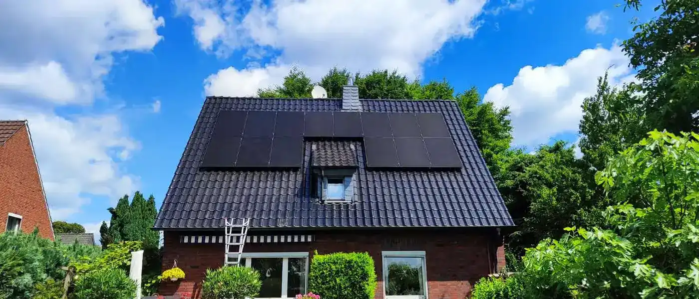 Photovoltaikanlage auf dem Dach eines Einfamilienhauses in Marl