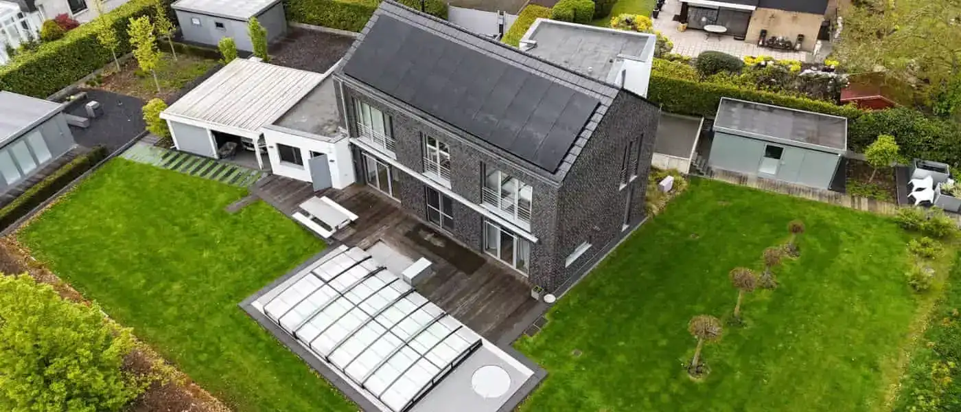 Großflächige Photovoltaikanlage auf einem modernen Wohnhaus in Dorsten